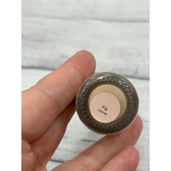 New Makeup Revolution Conceal & Glow F6 Illuminating Foundation 0.7 fl oz / 23ml - Picture 8 of 8